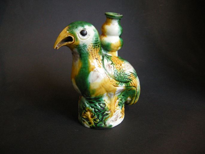 Bird in porcelain three colors with a little vase in the archaic style -Kangxi period | MasterArt
